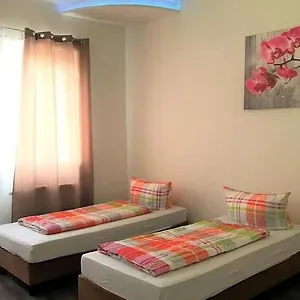  Hostel 